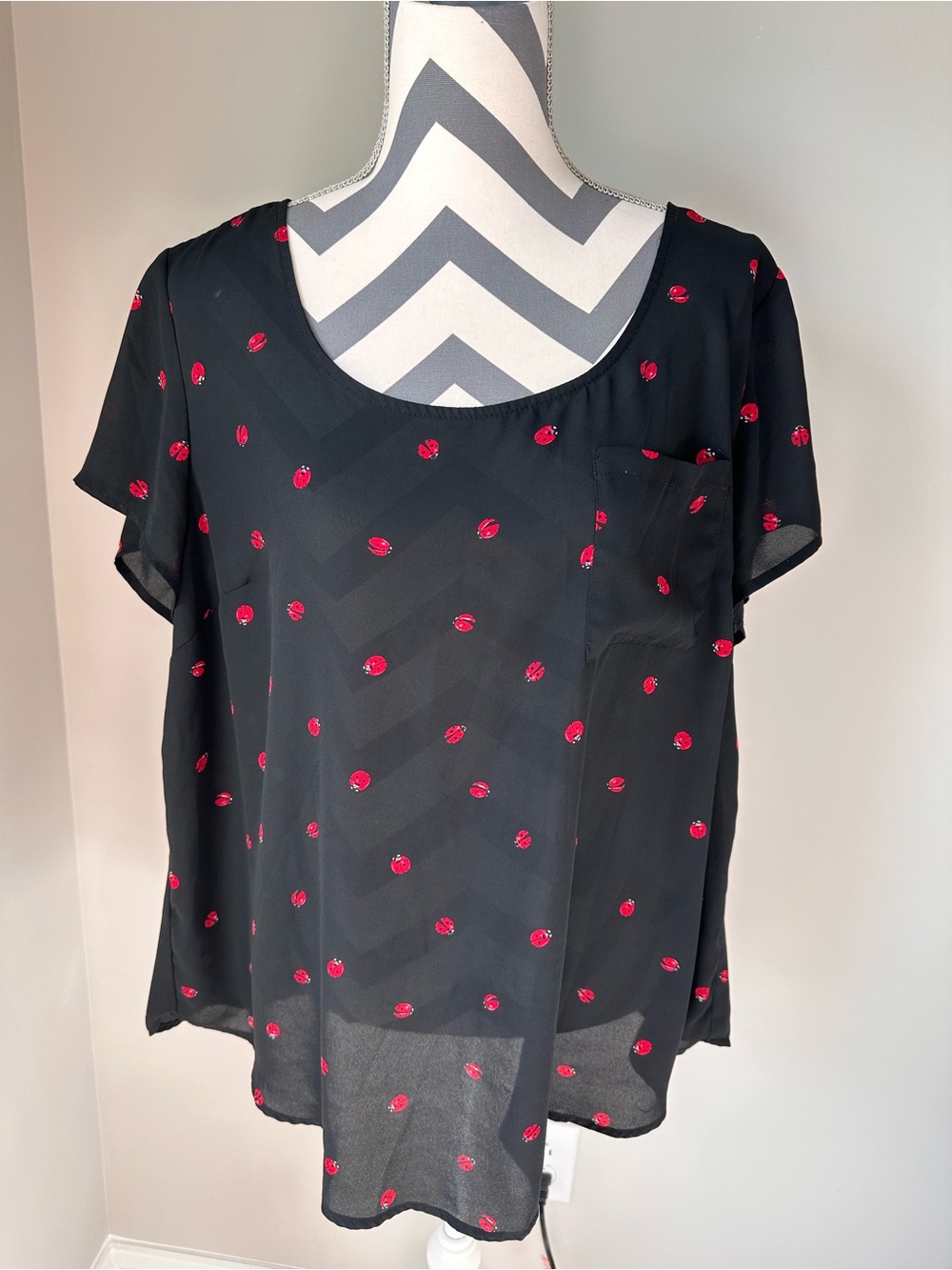 Torrid Ladybug Print Short Sleeve Chiffon Blouse Front Pocket Button Back Size 2